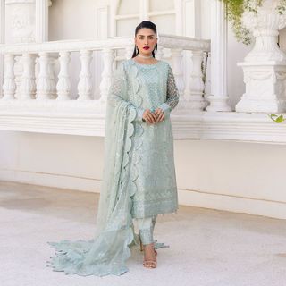 Ayeza Khan feet photo thumbnail