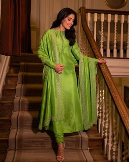 Ayeza Khan feet photo thumbnail