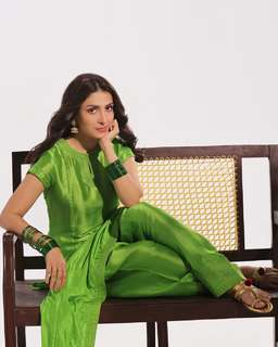Ayeza Khan feet photo thumbnail