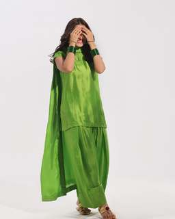 Ayeza Khan feet photo thumbnail