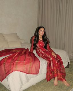 Ayeza Khan feet photo thumbnail