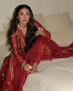 Ayeza Khan feet photo thumbnail