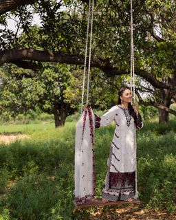 Ayeza Khan feet photo thumbnail