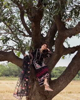 Ayeza Khan feet photo thumbnail