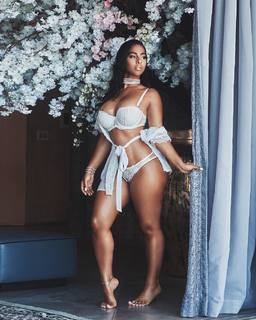 Ayisha Diaz feet photo thumbnail