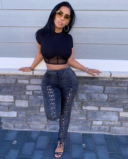 Ayisha Diaz feet photo thumbnail