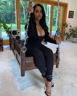 Ayisha Diaz feet photo thumbnail