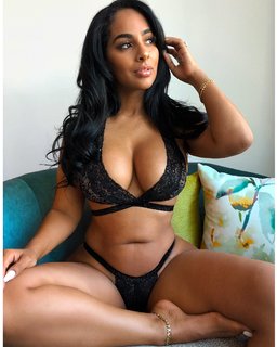 Ayisha Diaz feet photo thumbnail
