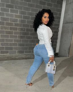 Ayisha Diaz feet photo thumbnail