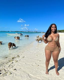 Ayisha Diaz feet photo thumbnail