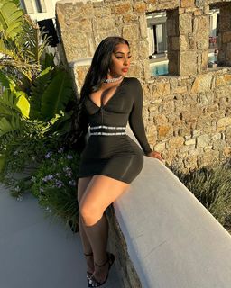 Ayisha Diaz feet photo thumbnail