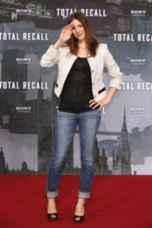 Aylin Tezel feet photo thumbnail
