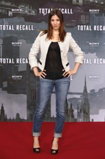 Aylin Tezel feet photo thumbnail