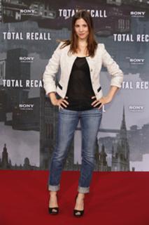 Aylin Tezel feet photo thumbnail