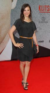 Aylin Tezel feet photo thumbnail
