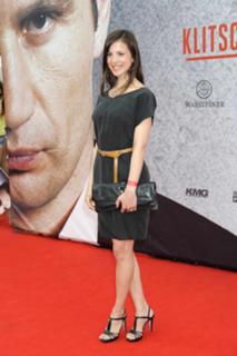 Aylin Tezel feet photo thumbnail