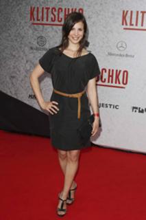 Aylin Tezel feet photo thumbnail