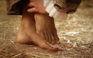 Aylin Tezel feet photo thumbnail