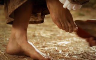 Aylin Tezel feet photo thumbnail