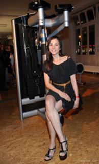 Aylin Tezel feet photo thumbnail