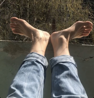 Aylin Tezel feet photo thumbnail