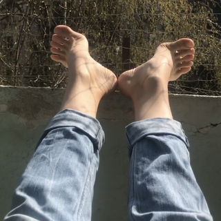 Aylin Tezel feet photo thumbnail