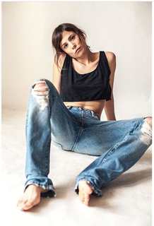 Aylin Tezel feet photo thumbnail