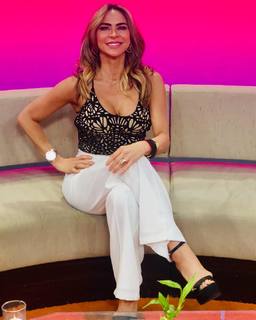 Aylín Mújica feet photo 7