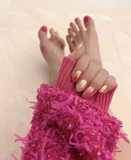 Ayumi Hamasaki feet photo 19