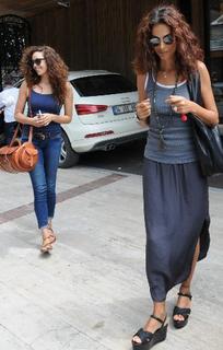 Azra Akin feet photo 2