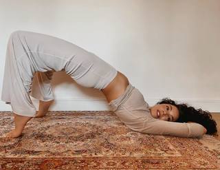 Azra Akin feet photo 2