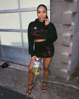 B. Simone feet photo thumbnail