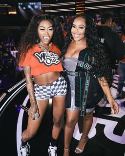 B. Simone feet photo thumbnail