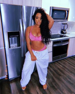 B. Simone feet photo thumbnail