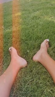 B. Simone feet photo thumbnail
