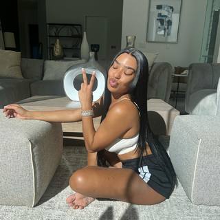 B. Simone feet photo thumbnail