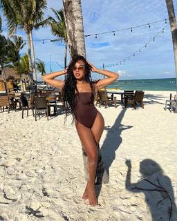 B. Simone feet photo thumbnail