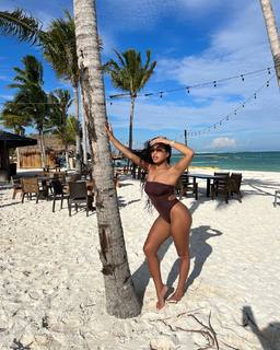 B. Simone feet photo thumbnail