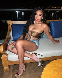 B. Simone feet photo thumbnail