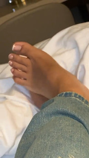B. Simone feet photo thumbnail