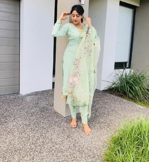 Baani Sandhu feet photo 9