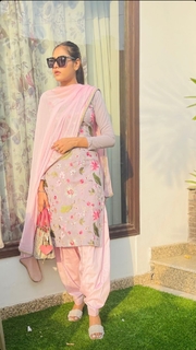 Baani Sandhu feet photo 1