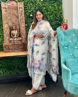 Baani Sandhu feet photo 15