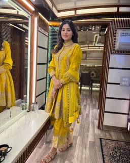 Baani Sandhu feet photo 8