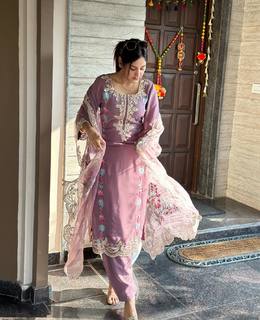 Baani Sandhu feet photo 4