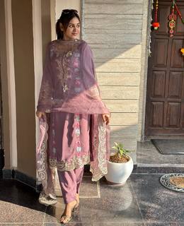 Baani Sandhu feet photo 3