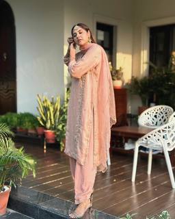 Baani Sandhu feet photo 3