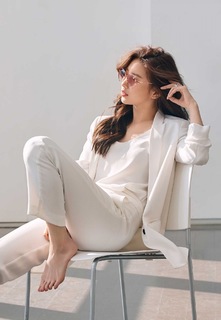 Bae Suzy feet photo thumbnail