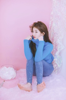 Bae Suzy feet photo thumbnail