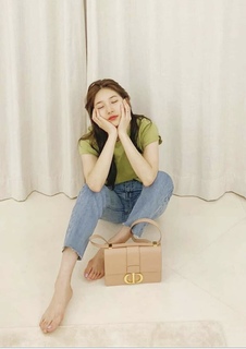 Bae Suzy feet photo thumbnail